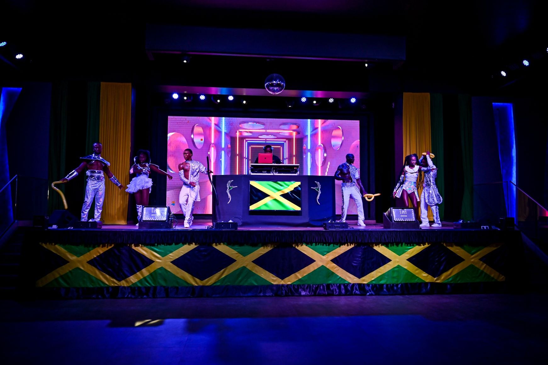 Show del DJ del hotel durante la gala del 25 aniversario de RIU en Jamaica.