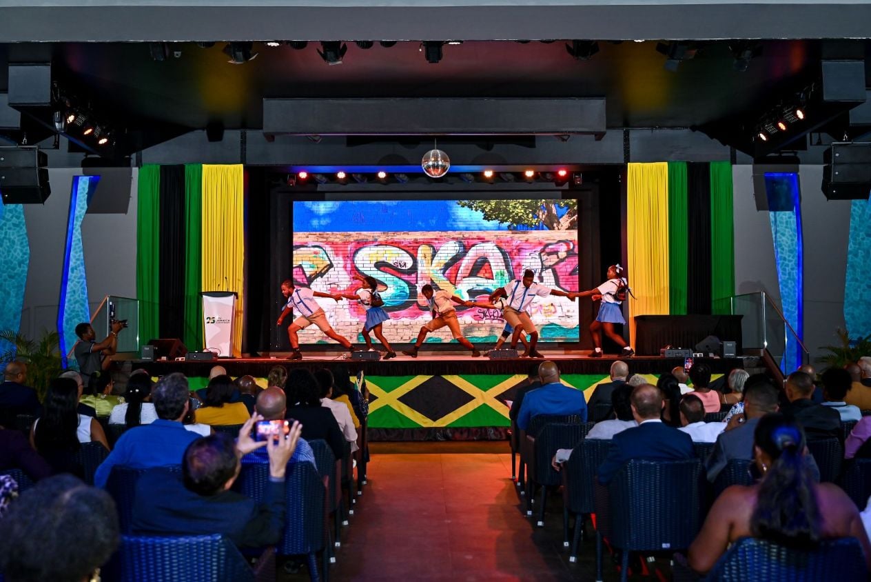 Show del equipo de animación durante el evento del 25 aniversario de RIU en Jamaica.