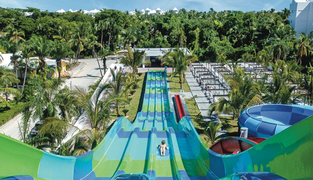 Imagen de uno de los toboganes del parque acuático Splash Water World de RIU