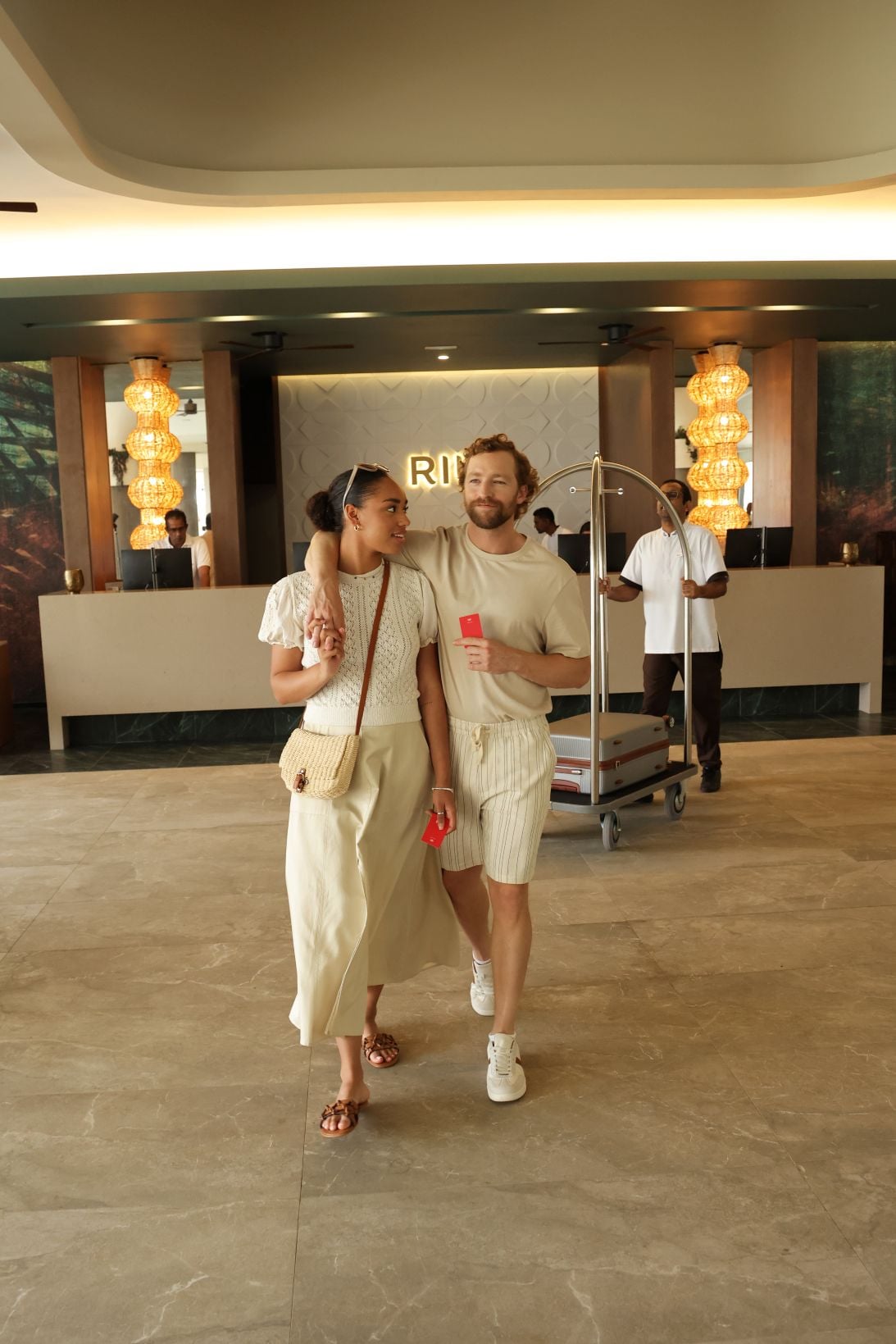 Pareja llegando al vestíbulo de un hotel RIU tras hacer el check-in.