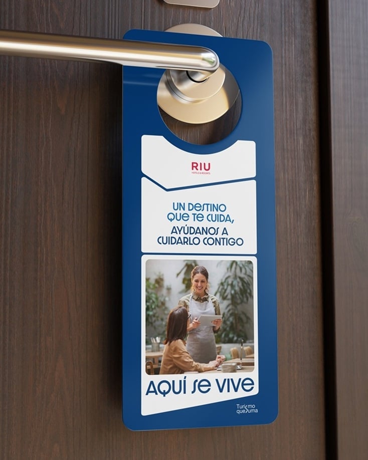 Image from the "Turismo que Suma" campaign at a RIU hotel.