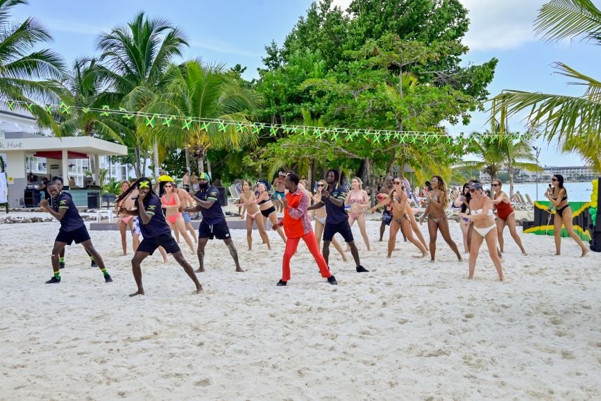 Equipo de animación en la playa del Riu Palace Tropical Bay durante el Día de la Independencia.