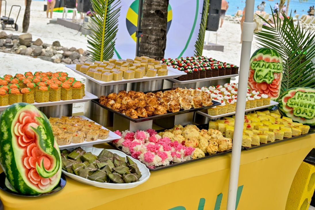 Buffet en el Riu Palace Tropical Bay durante el Día de la Independencia de Jamaica.