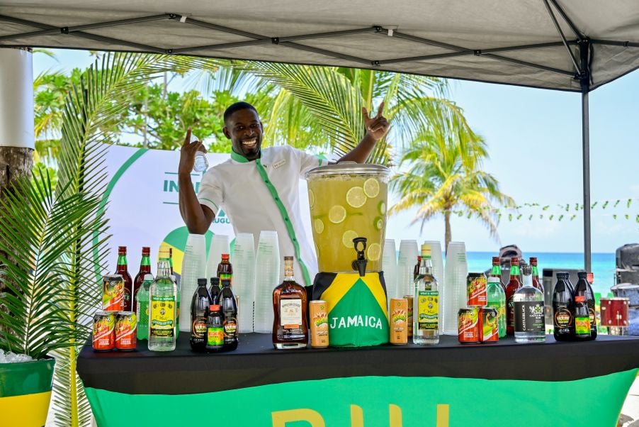 Surtido de bebidas en el Riu Palace Tropical Bay durante el Día de la Independencia.