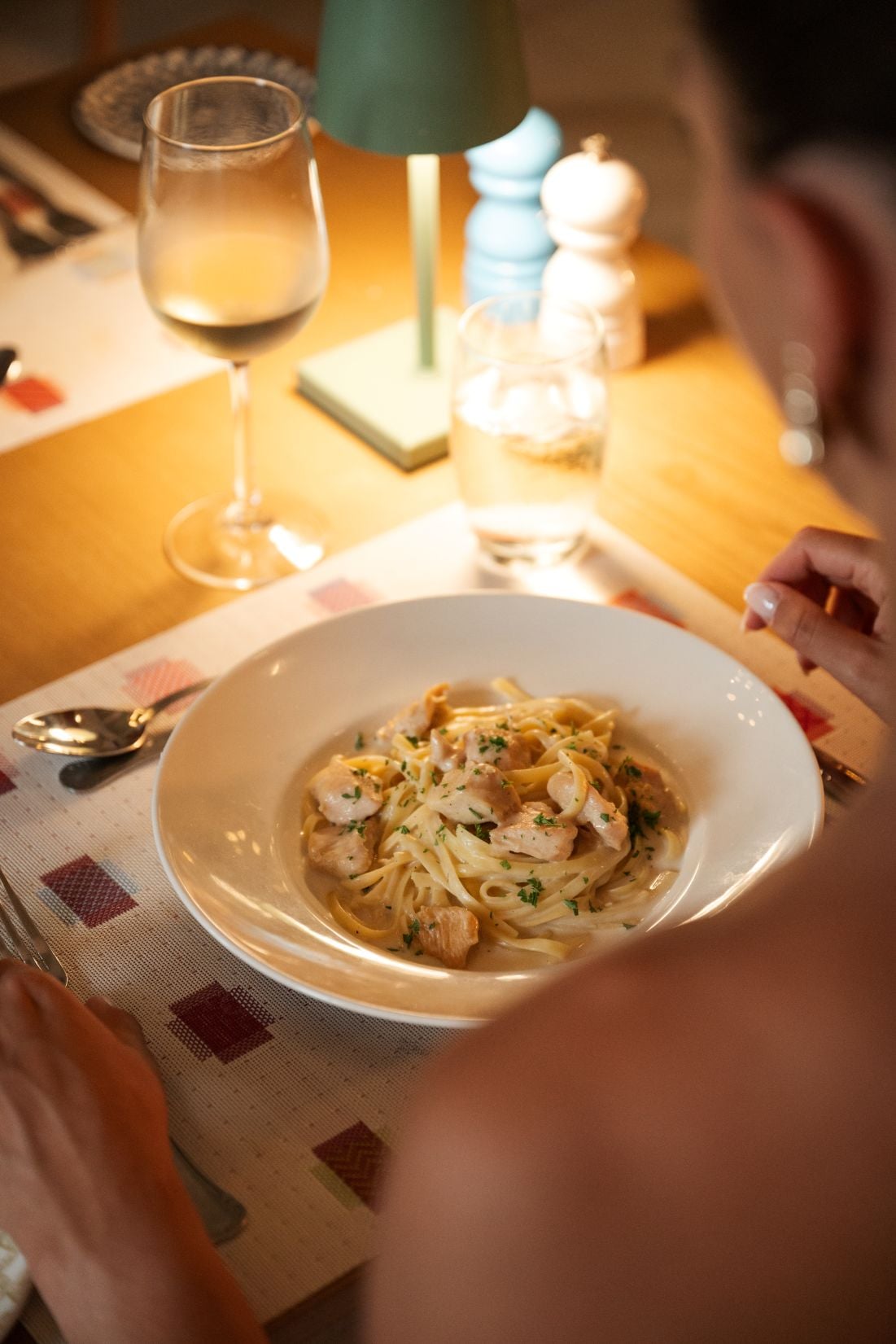 Palto de pasta a la carbonara en un ambiente de luz cálida dentro de un restaurante italiano de RIU