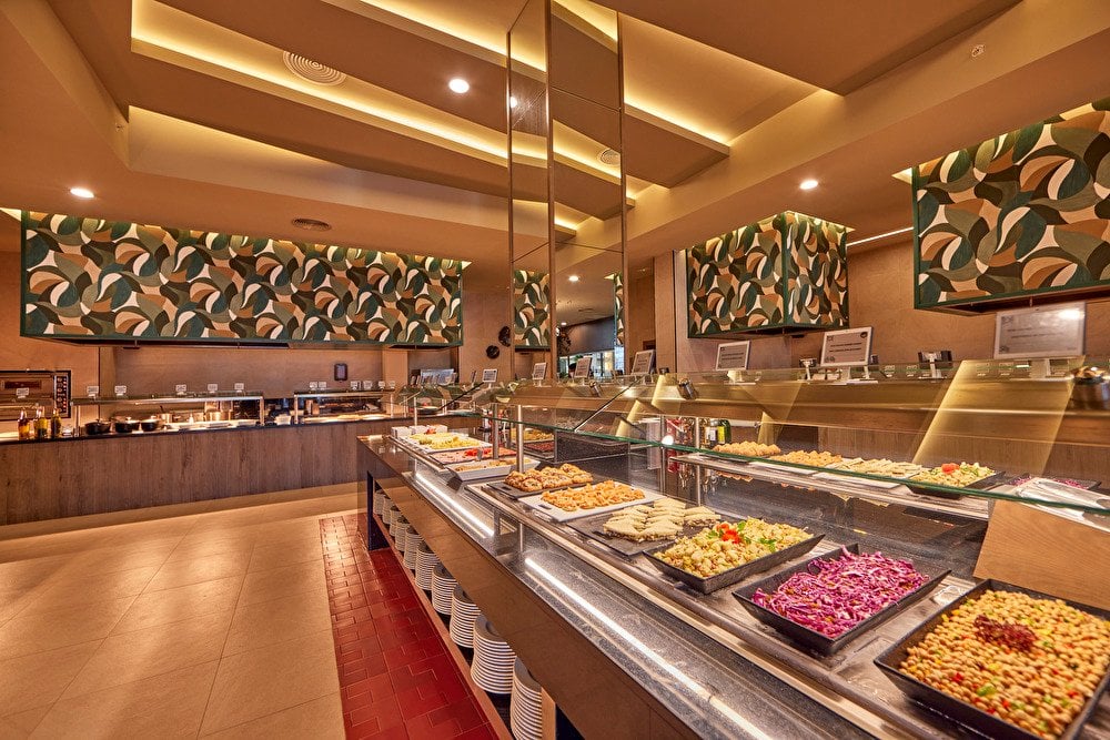Barra de buffet con ensaladas de garbanzos y lombarda, sándwiches y aperitivos en el hotel Riu Turquoise