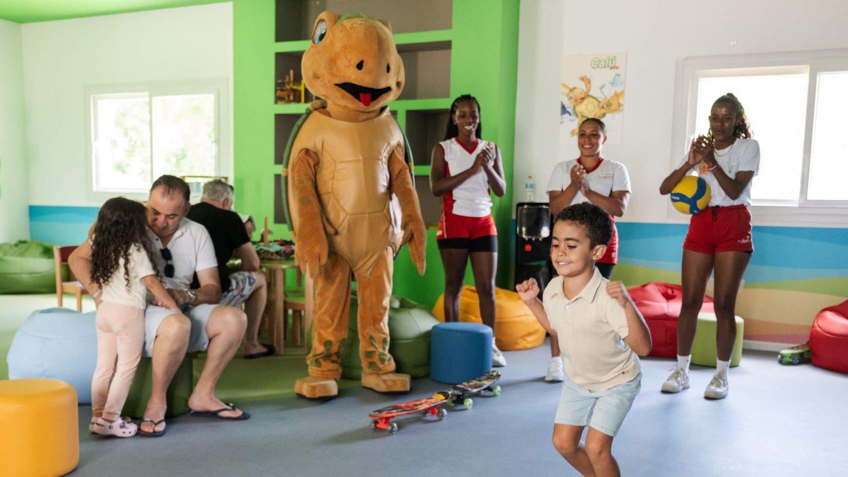 Niños disfrutan del servicio RIU Lnad exclusivo de los hoteles RIU donde los niños juegan