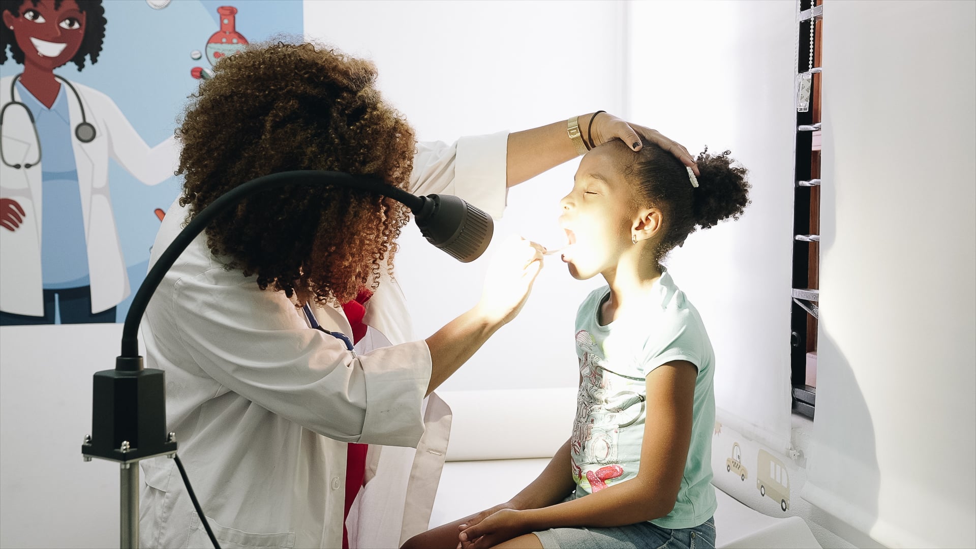 Doctora Manuela Lima con una paciente en el Consultorio de Salud Infantil en Isla de Sal.