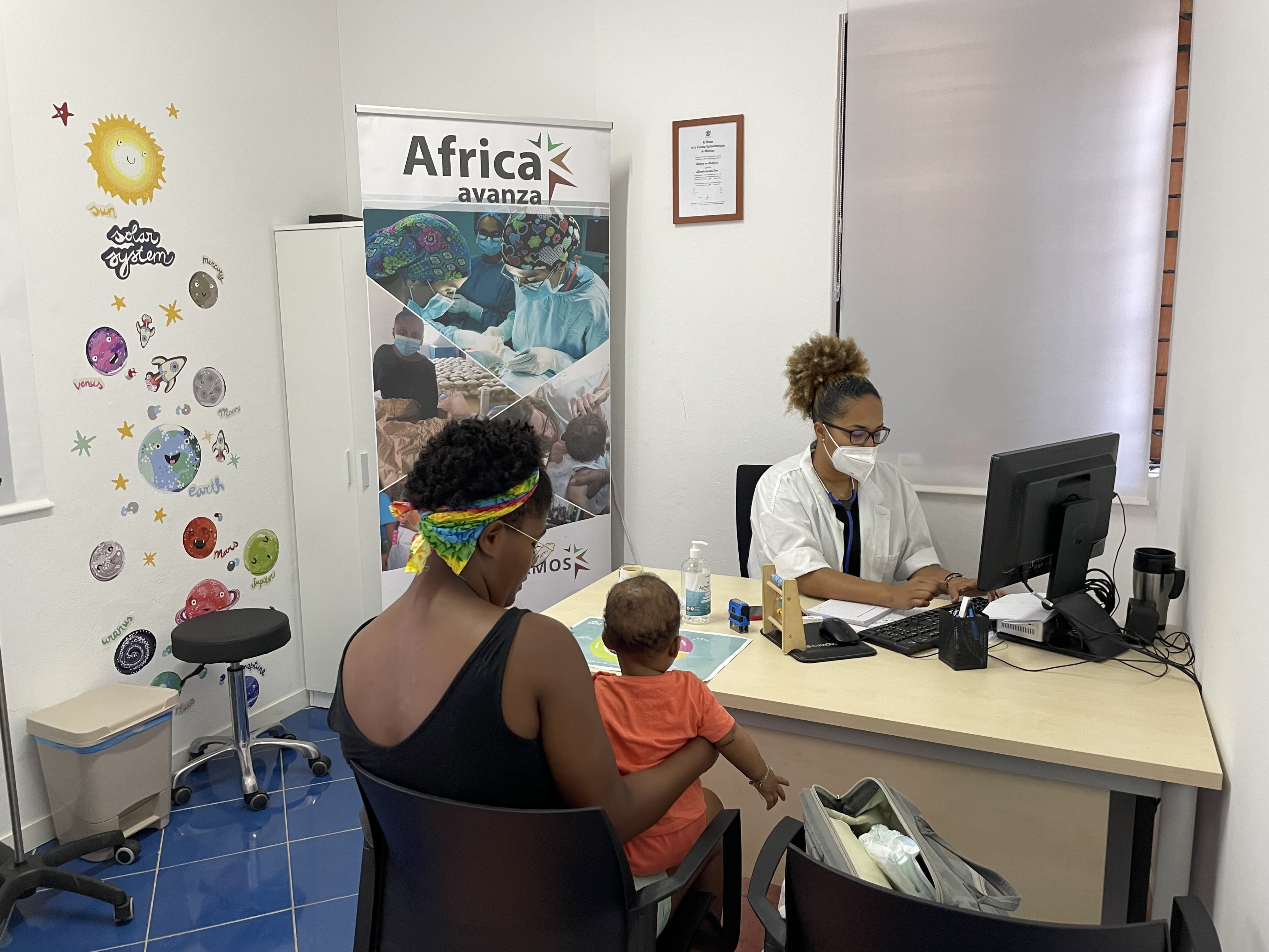 La doctora Manuela Lima con un paciente en en consultorio de Isla de Sal.