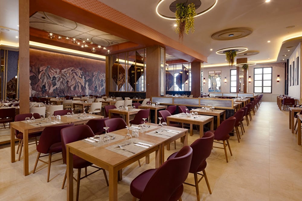 Main dining room of the Riu Palace Aruba restaurant, showing the dining tables and chairs.