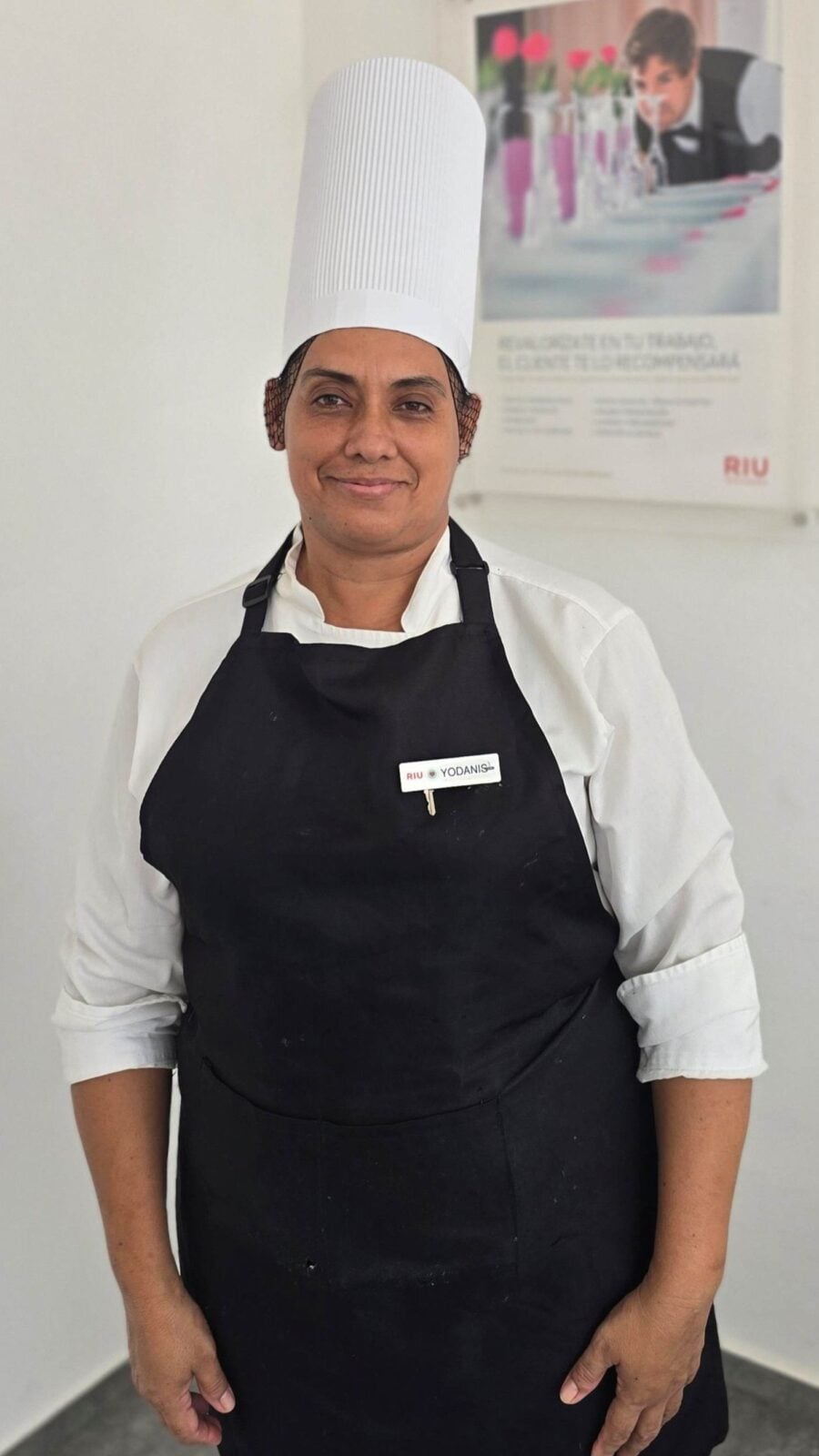 Yodanis Lafargue Rodríguez posando vestida con su uniforme de trabajo