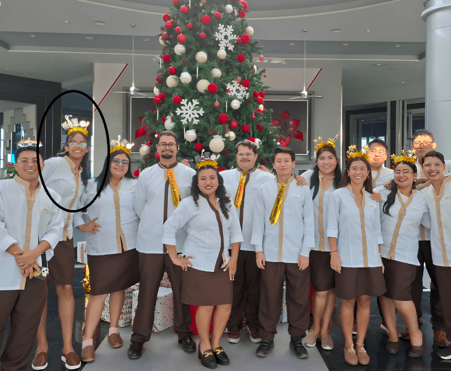 Foto grupal de estudiantes del programa TENT en un lobby de RIU