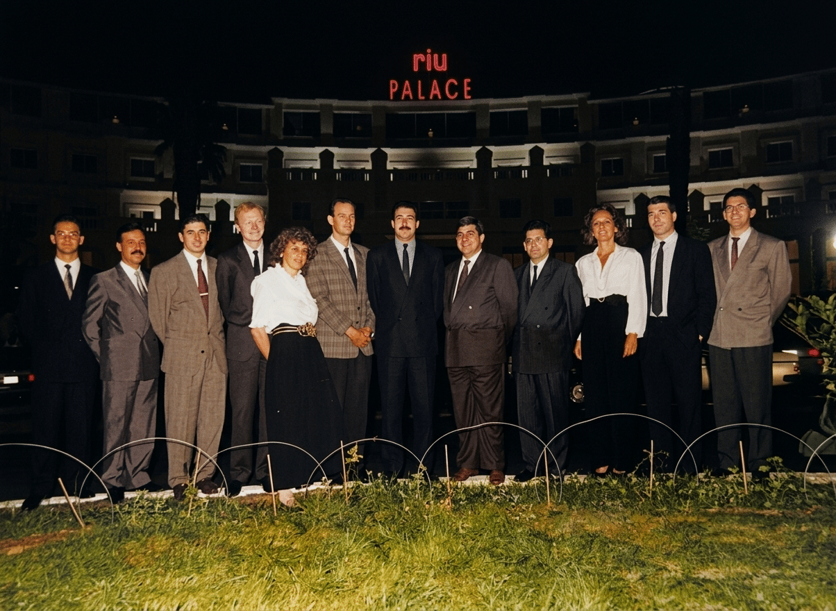Equipo de RIU en la inauguración del Riu Palace Maspalomas, 1989/1990, primer Riu Palace de la cadena.