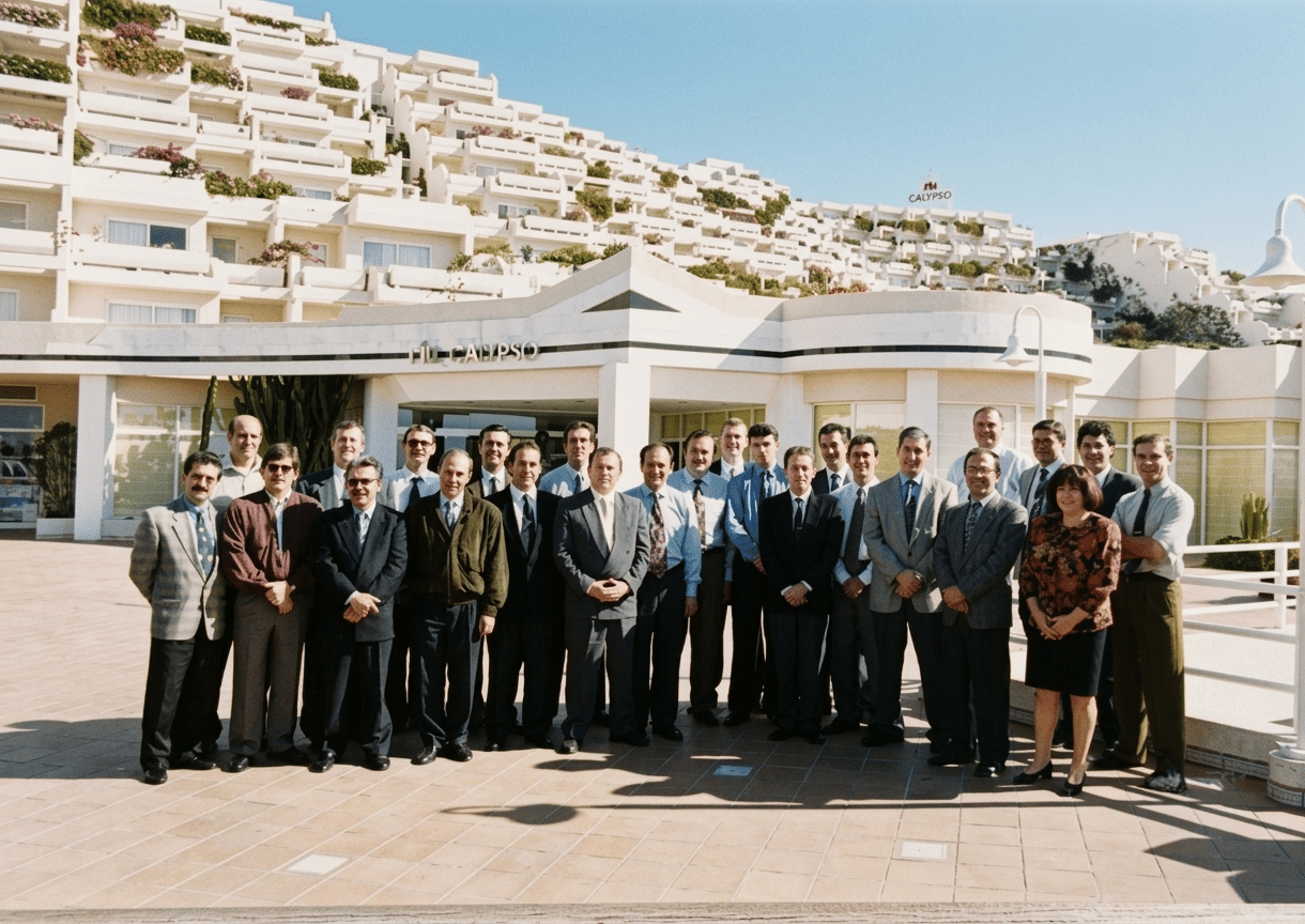 Equipo de directivos de RIU posando ante la entrada del hotel Riu Calypso en Fuerteventura