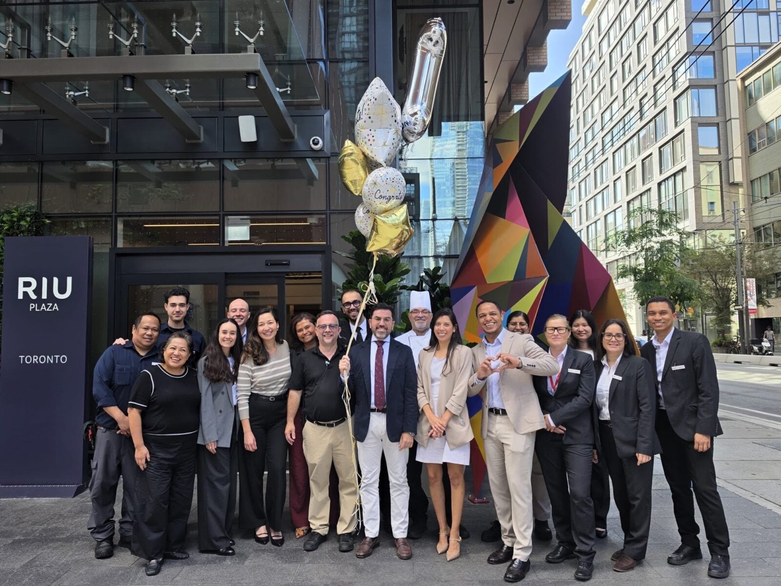 Todo el equipo del hotel del Riu Plaza Toronto celebrando el aniversario del hotel.
