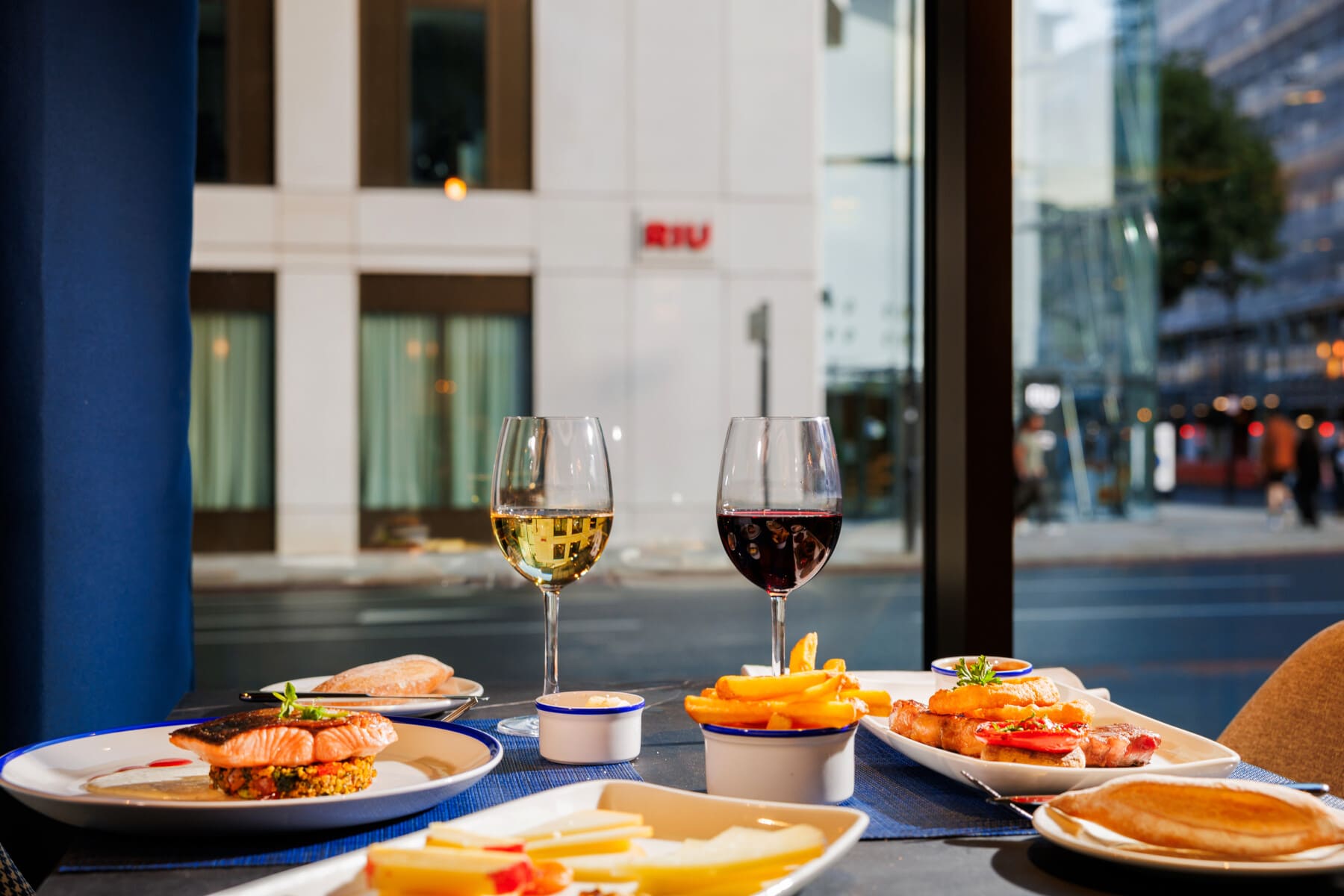 New dinner service in the Tastes restaurant at the Riu Plaza London Victoria