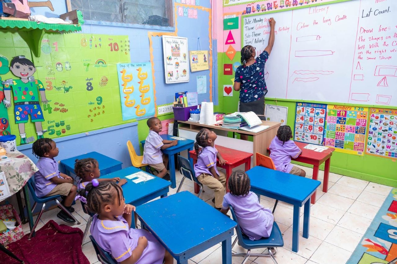 ¿Cómo impulsa RIU Hotels la educación infantil en Bahamas y Jamaica a través de su estrategia Proudly Committed?