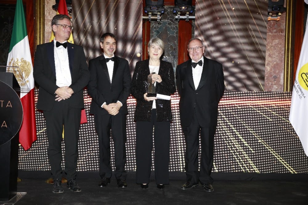 Carmen Riu recibe el premio Vasco de Quiroga de la Cámara Española de Comercio en México 