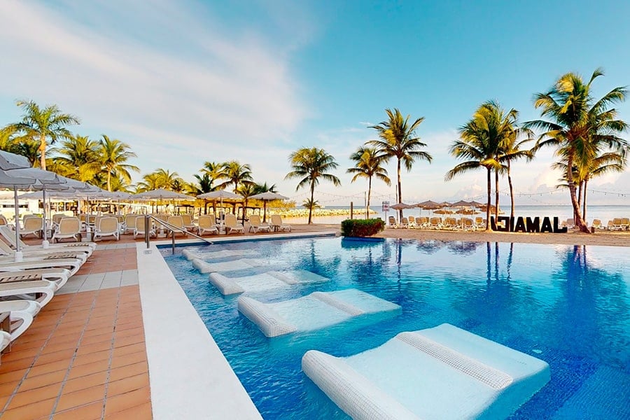 infinitypool360-hotel-riu-palace-jamaica.jpg