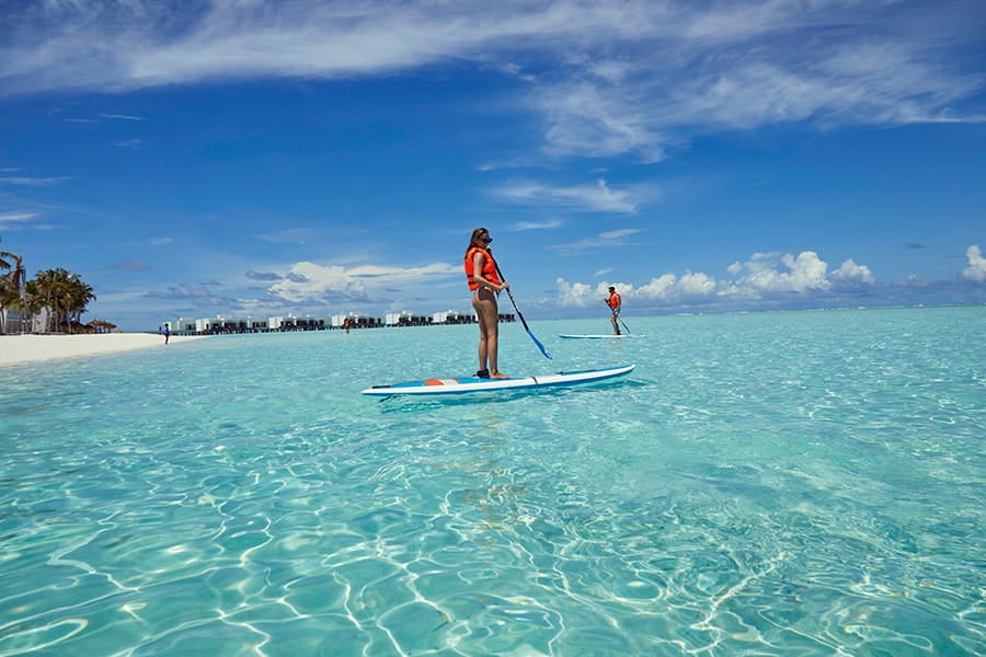 Attività e intrattenimento all'Hotel Riu Atoll con il programma RIU Land per i bambini e gli spettacoli serali, Maldive