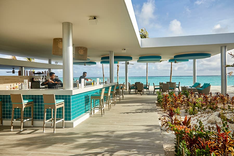 Bar piscina dell'Hotel Riu Atoll con cocktail All Inclusive 24 ore, isola di Maafushi, Maldive
