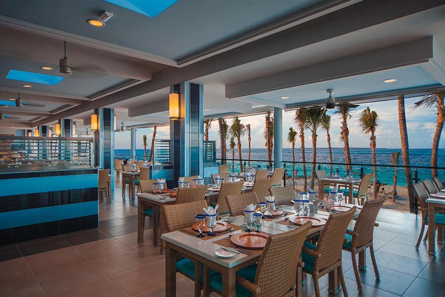 poolside-restaurant-hotel-riu-cancun-2.jpg