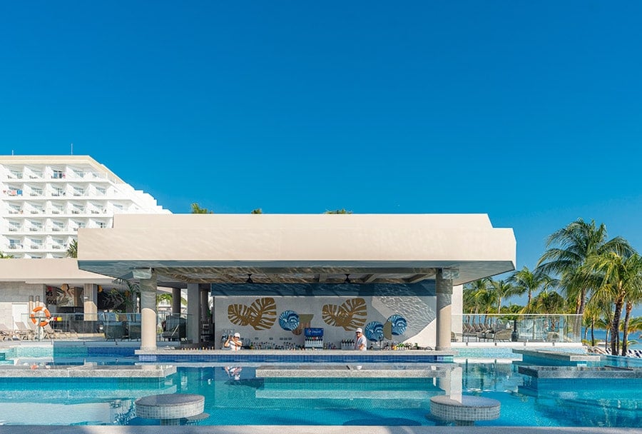 pool-bar-hotel-riu-caribe.jpg