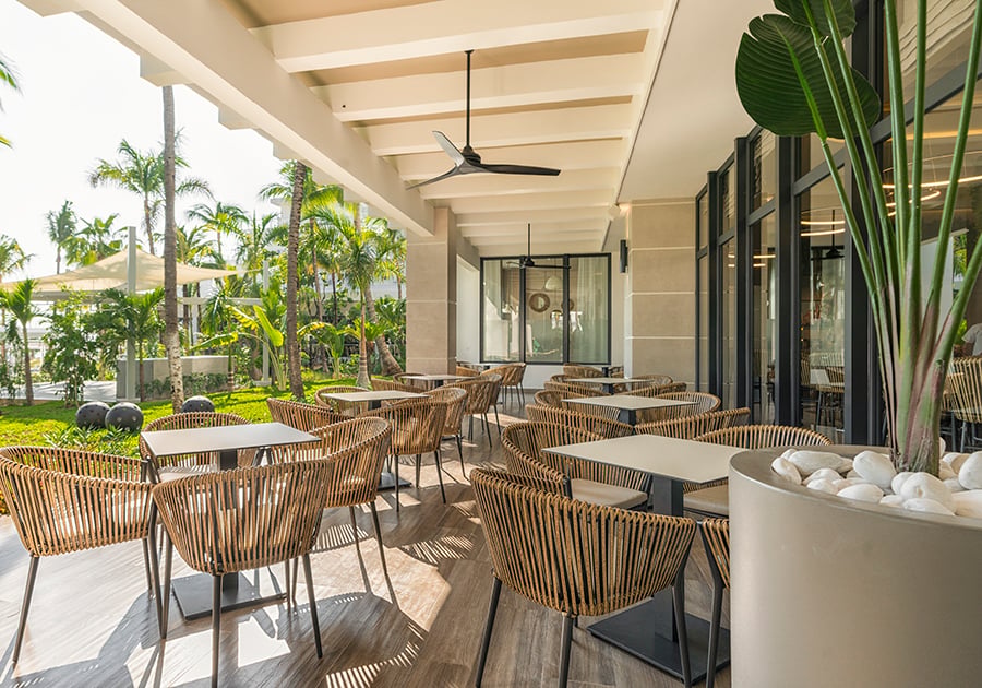 Sports-bar-hotel-riu-caribe-3.jpg