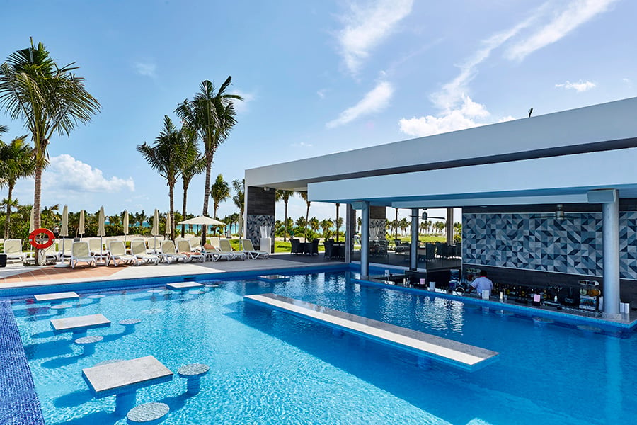 Swim-up-bar-hotel-riu-dunamar.jpg