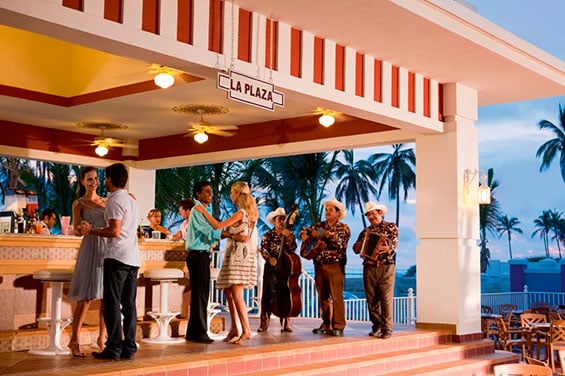 Pool-bar-riu-emerald-bay.JPG