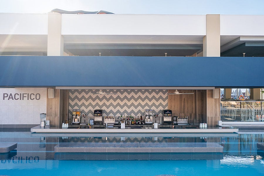 swim-up-bar-riu-jalisco.jpg