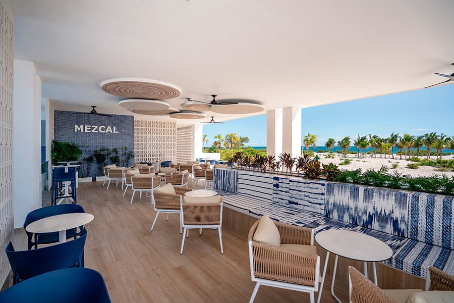 Poolside-bar-hotel-riu-latino.jpg