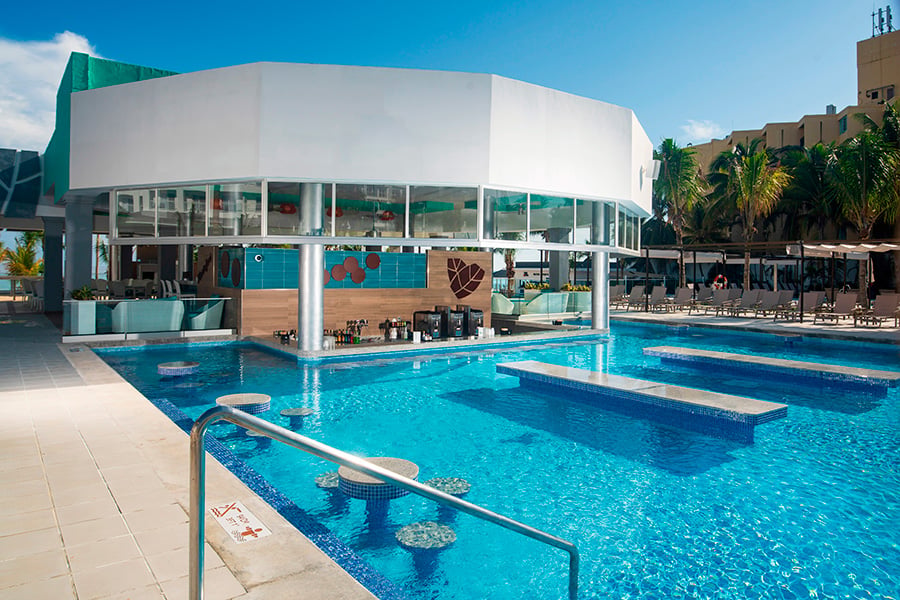 pool-swimup-bar-hotel-riu-ocho-rios-2.jpg