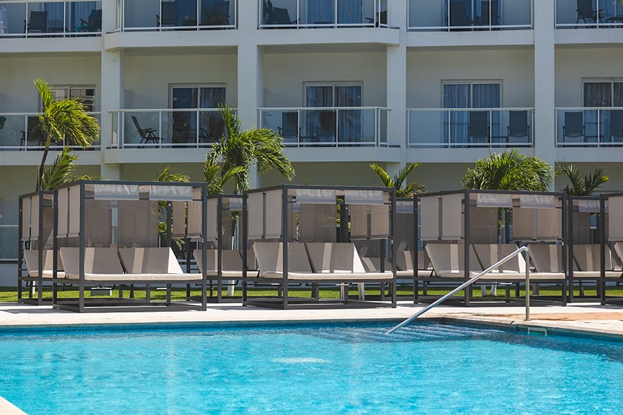 elite-pool-riu-palace-antillas.jpg