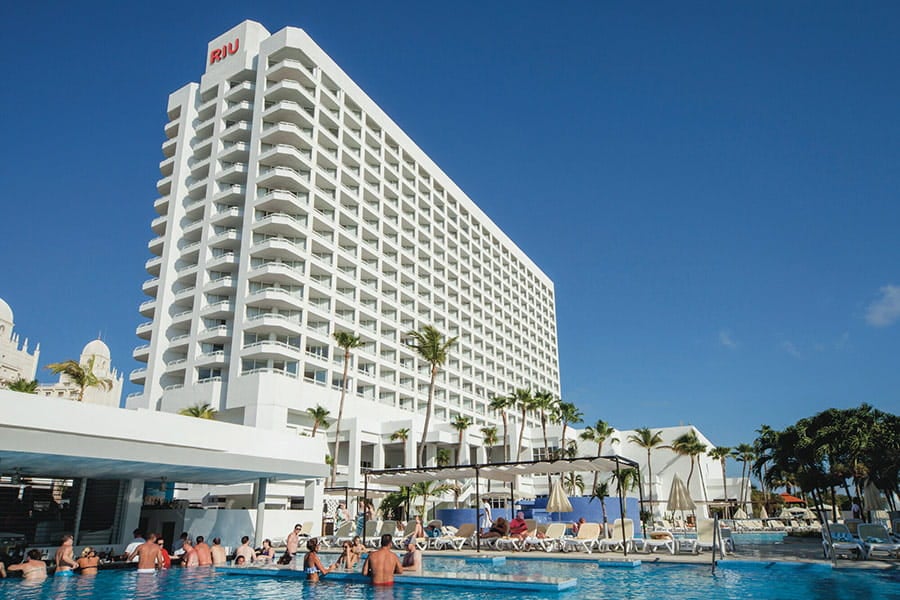 pool-bar-riu-palace-antillas.jpg