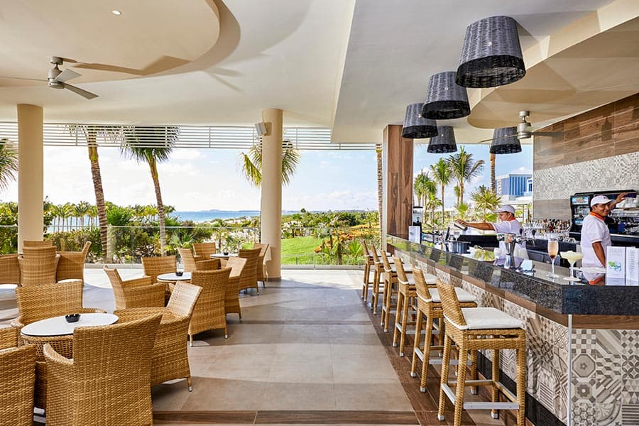 Pool-bar-riu-palace-costa-mujeres.jpg