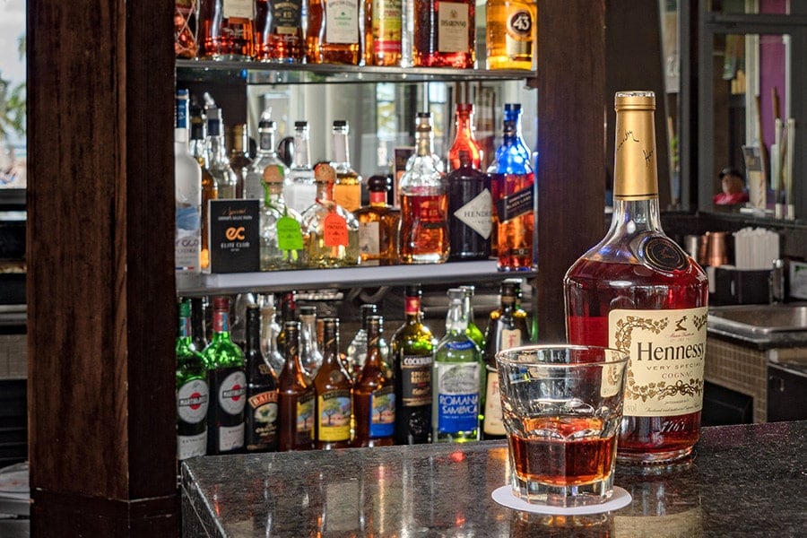 Elite-bar-riu-palace-jamaica.jpg