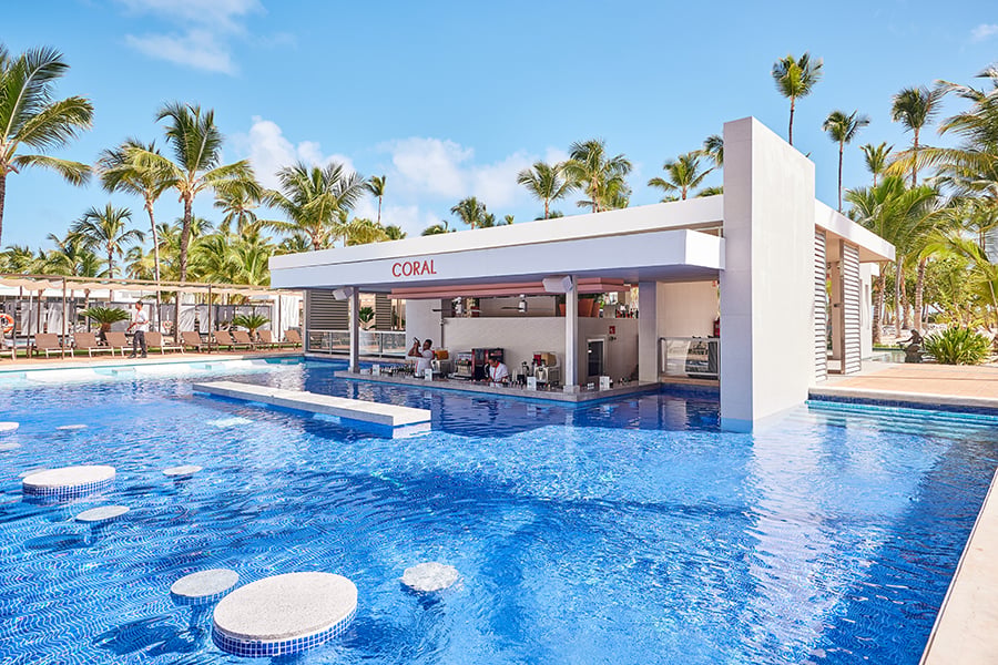 Pool-bar-riu-palace-macao-2.jpg