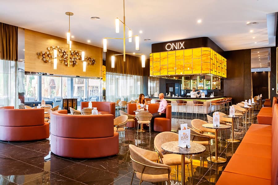 Bar-hotel-riu-palace-oasis.jpg
