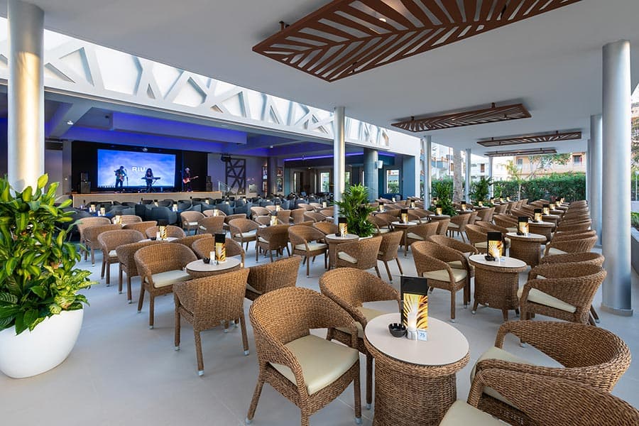 Bar-salon-riu-palace-palmeras-2.jpg