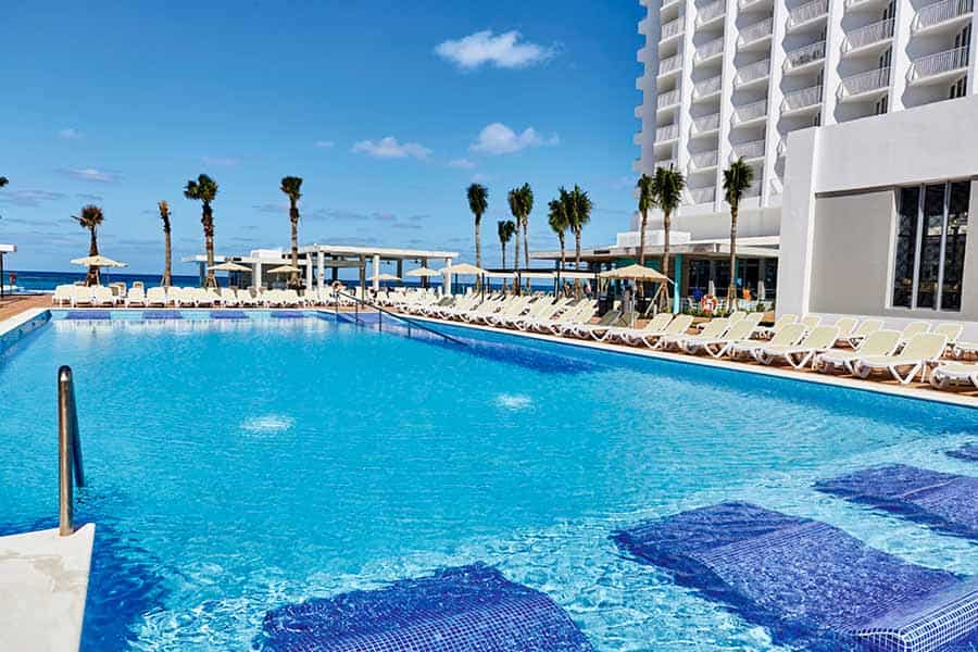 Pool-riu-palace-paradise-island-3.jpg