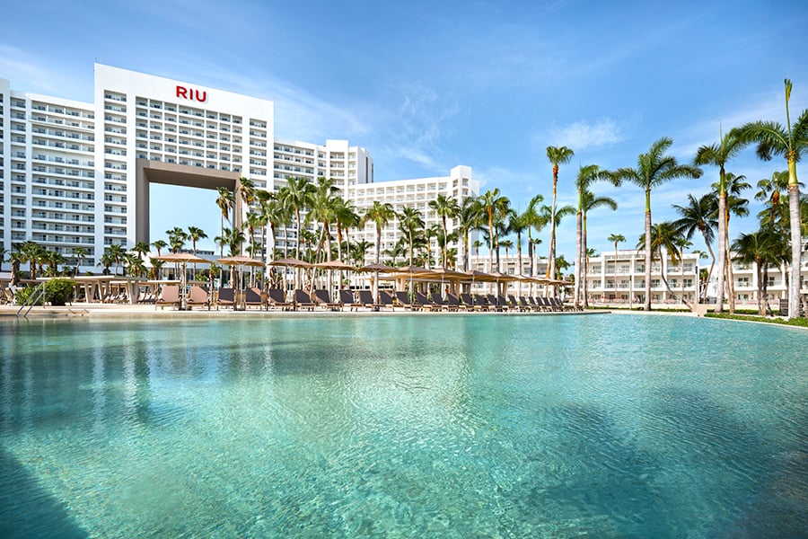 pool-riu-palace-peninsula.jpg