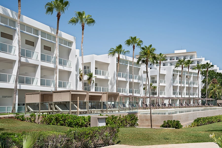 Pool-elite-club-riu-palace-peninsula.jpg