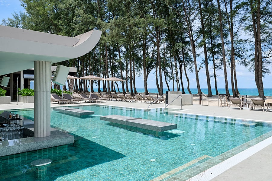 swim-up-bar-riu-palace-phuket-3.jpg