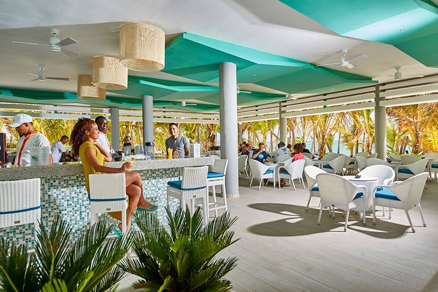Pool-bar-hotel-riu-palace-punta-cana-2.jpg