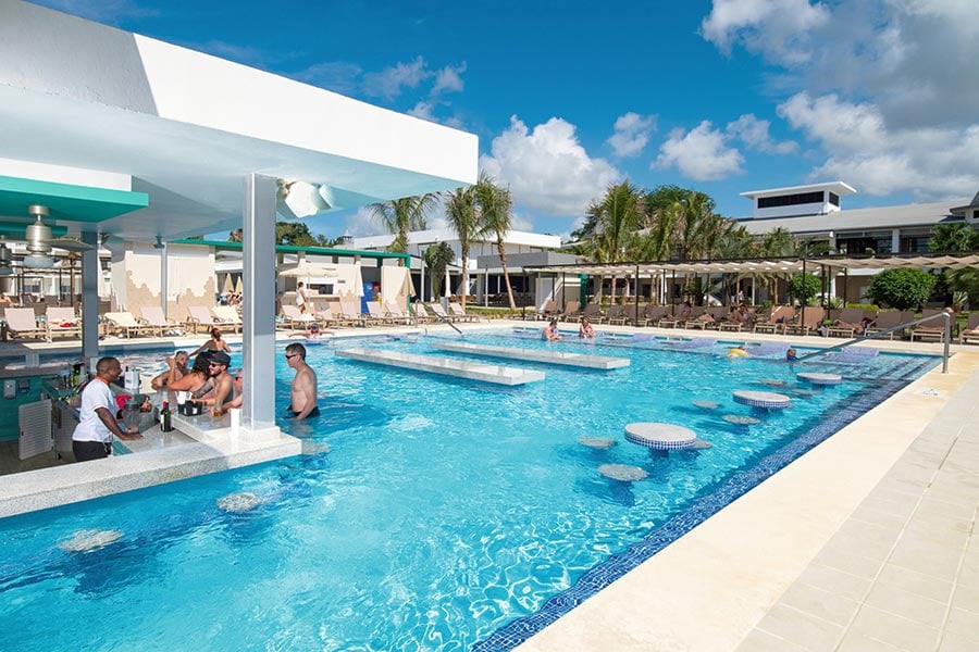 swim-up-bar-hotel-riu-palace-tropical-bay-3.jpg
