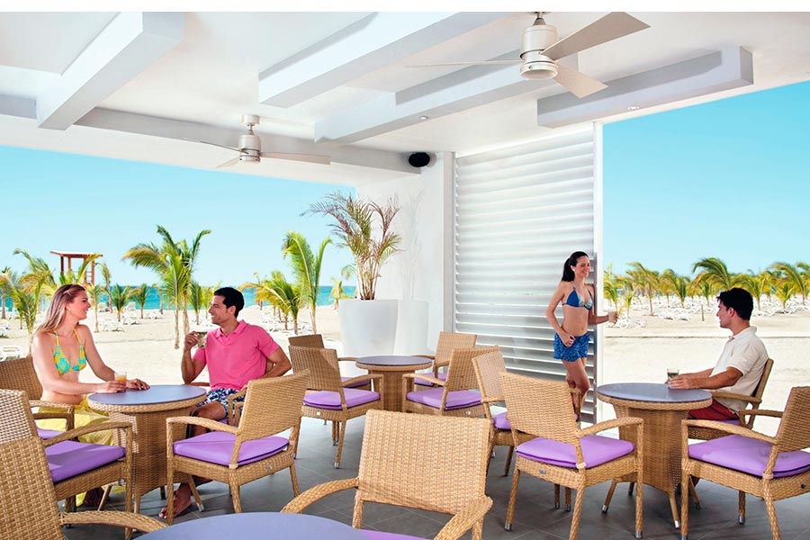 Poolside-bar-riu-playa-blanca.jpg