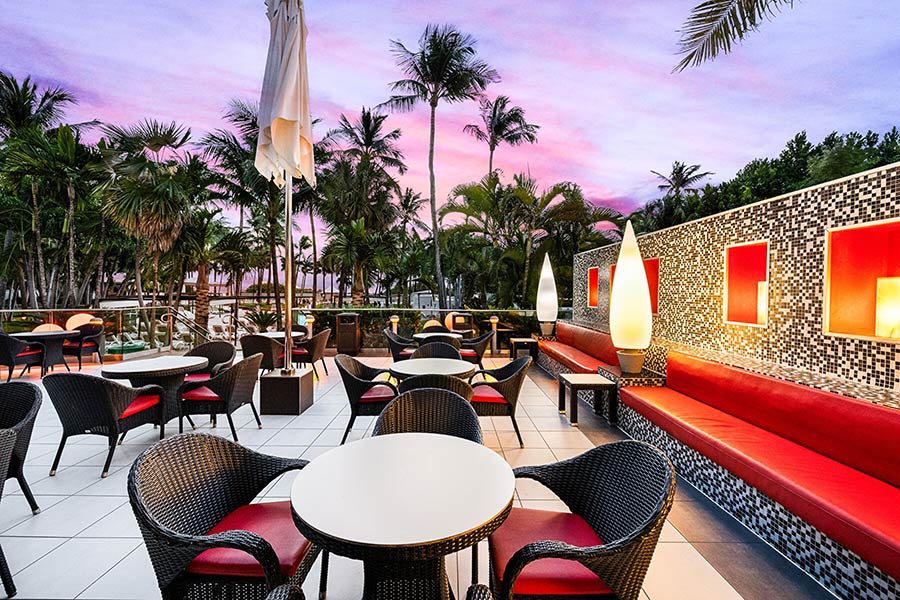 Bar-terrace-riu-plaza-miami-beach-4.jpg