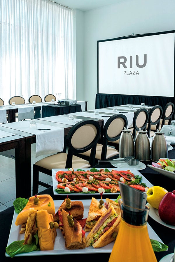 banner-groups-riu-plaza-miami-beach.jpg