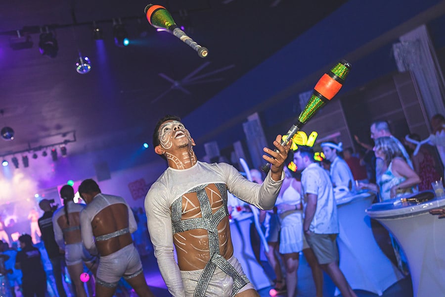 White-party-riu-palace-antillas-4.jpg